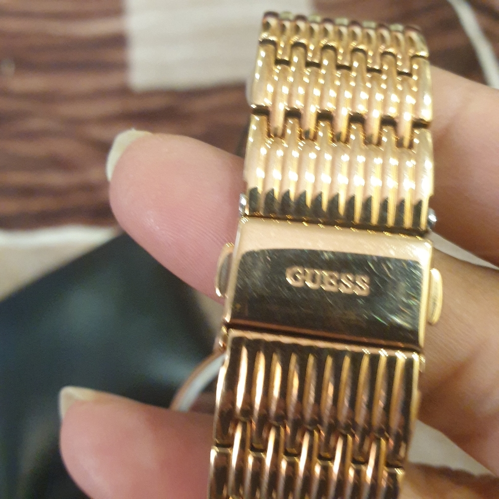 Authentic Guess women watch - Picture 4 of 6